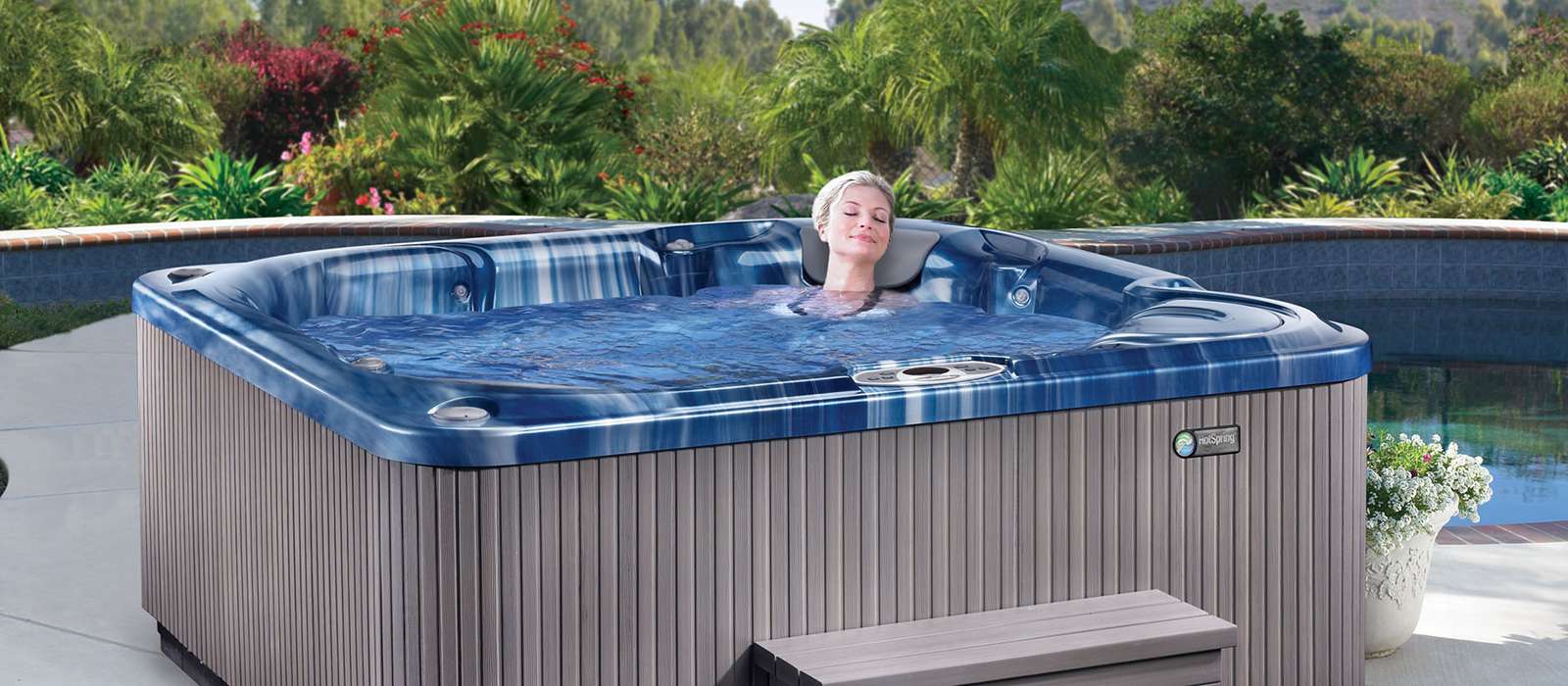 Style meets features in the Bolt hot tub, with a sleek cabinet profile, chrome-lined jets and a spa shell available in Tuscan Sun, Champagne Opal, Pearl, Sterling Marble and Ocean Wave. 